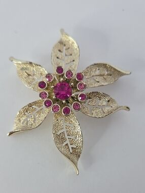 Vintage Sarah Coventry 1967 Poinsettia brooch in gold tone W/ pink rhinestone ac